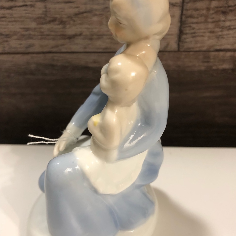 Mother and Baby Porcelain Figurine - Picture 2 of 2